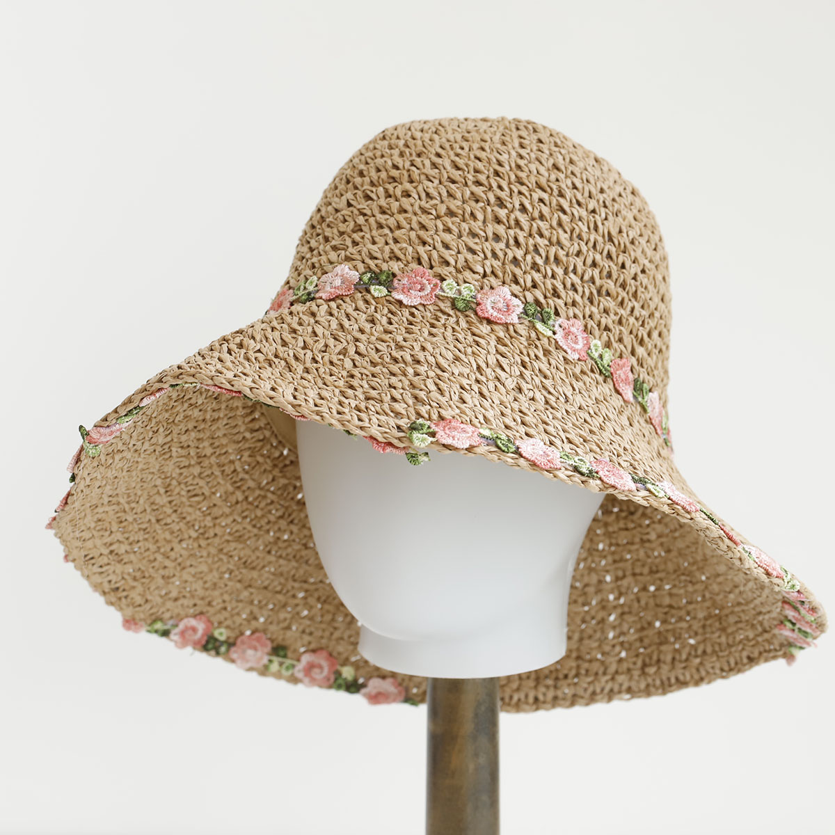 Bucket Hat Straw - หมวกปีกกว้างทรงโดมสไตล์เรียบง่ายและมีสไตล์ ทำมือคุณภาพสูง รุ่นใหม่ปี 2026 สำหรับผู้หญิง เหมาะสำหรับใส่ไปเที่ยวทะเล